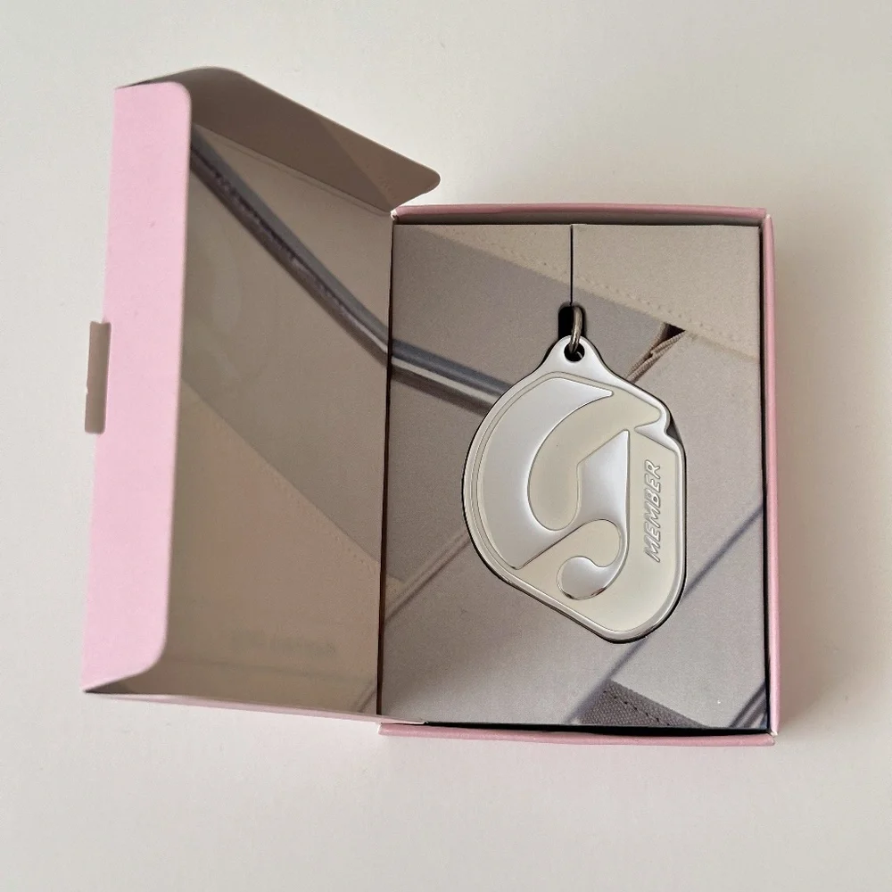 Glossier Members Only Keychain New in Box - Picture 1 of 6